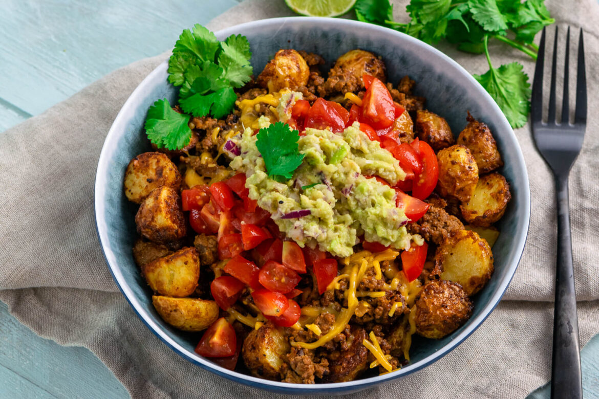 Überbackene Kartoffeln mit Hackfleisch, Tomate und Guacamole - die ...