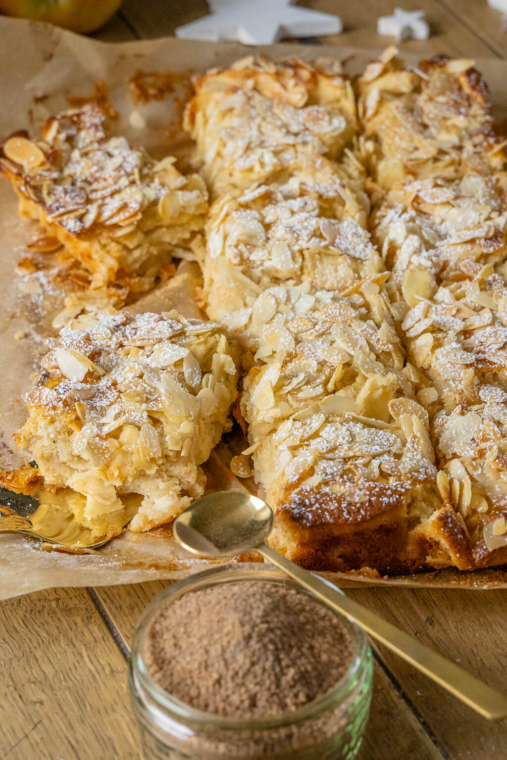 Bratapfelkuchen mit Marzipan - mega lecker &amp; einfach - Einfach Malene