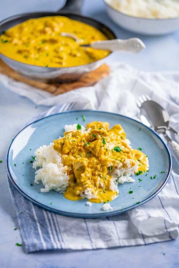 So kochst du in nur 30 Minuten Curry Geschneltzeltes in Sahnesauce