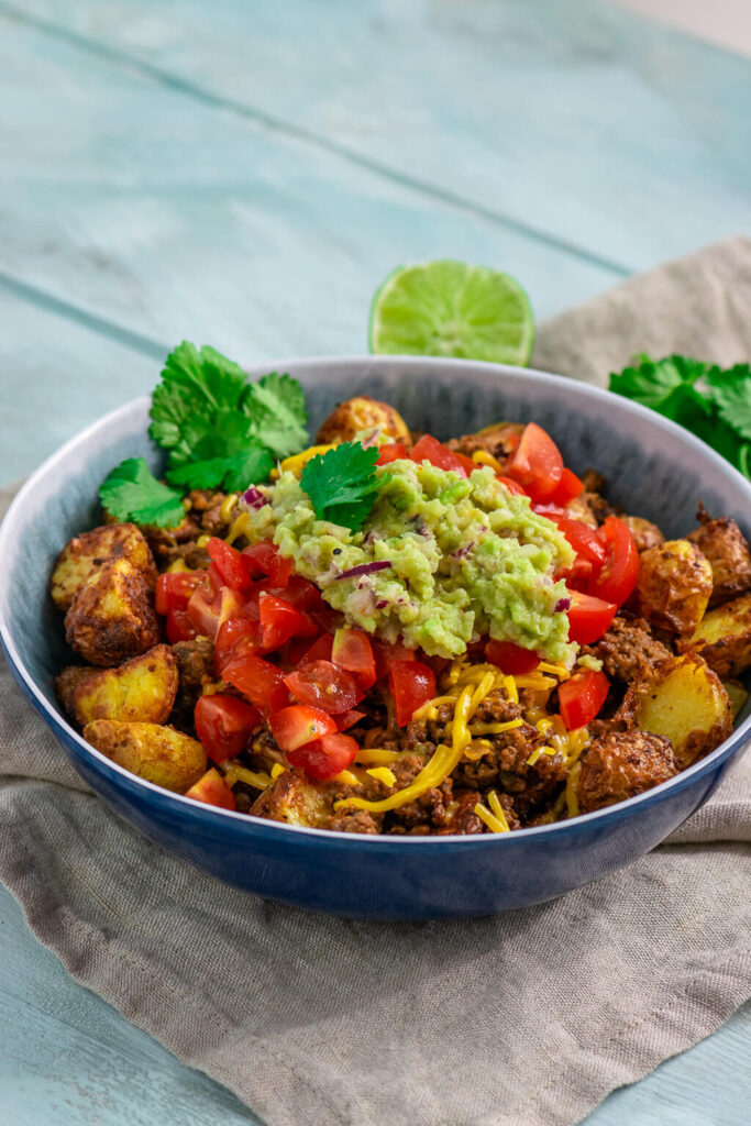 Überbackene Röstkartoffeln mit Hackfleisch und Guacamole