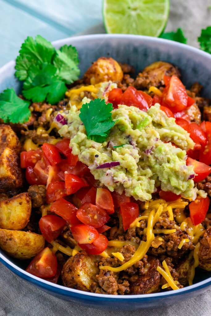 Röstkartoffel Bowl mit Hackfleisch, frischen Tomatenwürfeln und Guacamole