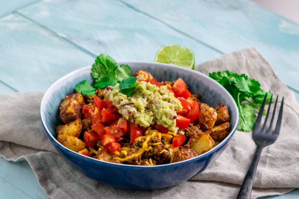 Röstkartoffeln, Avocado Dip mit Hack und Tomate