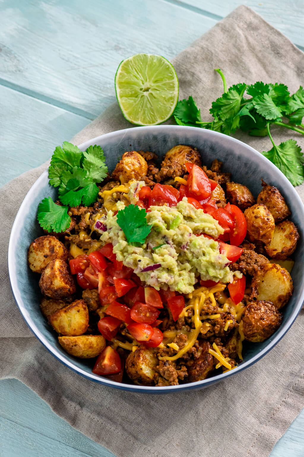 Schnelle Bowl mit Hack, Kartoffelecken und Guacamole