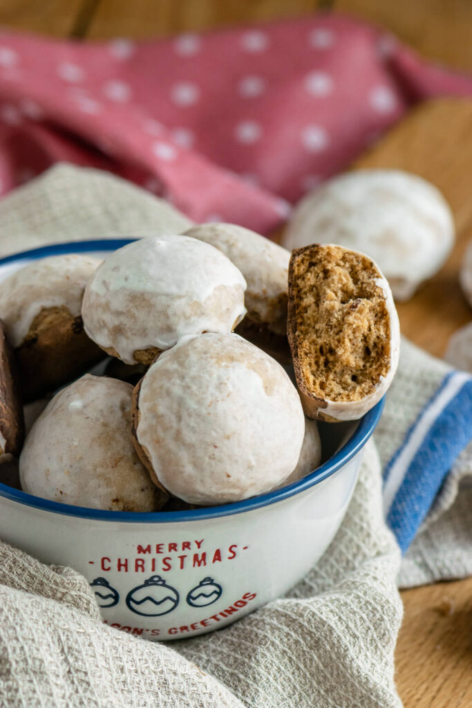 Pfeffernüsse mit Zuckerguss und Schokolade