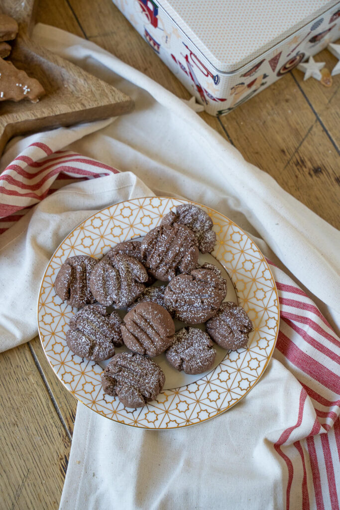 Zarte Schoko Pudding Plätzchen - die mürben Schoko-Weihnachtskekse dürfen auf deinem Keksteller nicht fehlen. Besonders lecker mit Schoko Puddingpulver.