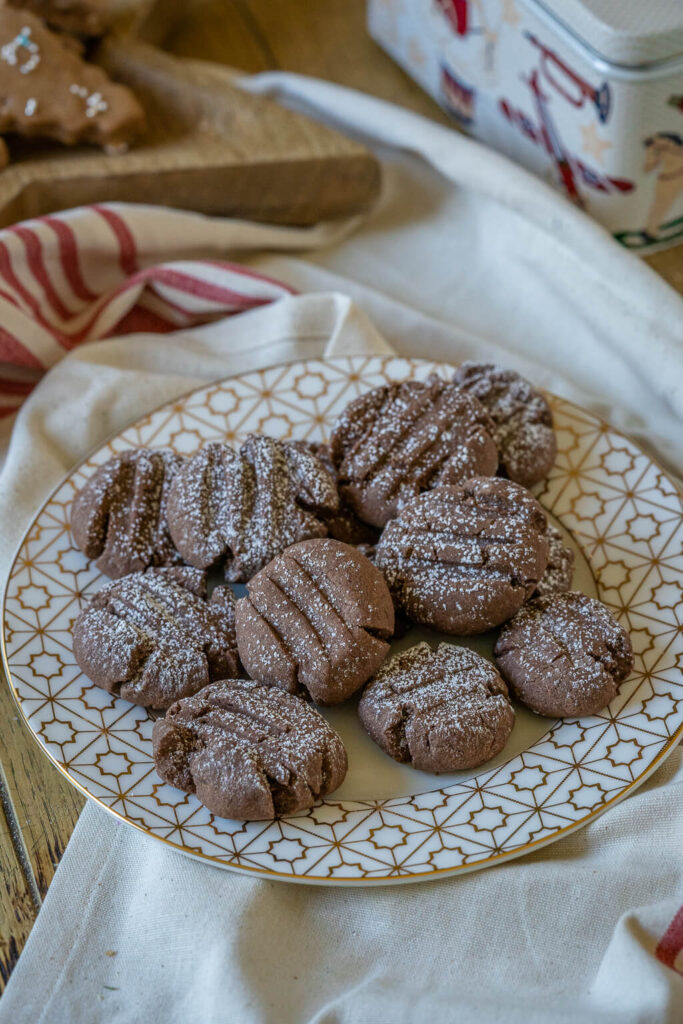 Schokoplätzchen dürfen auf dem Plätzchenteller nicht fehlen. Ganz besonders passen diese zarten Schoko Pudding Plätzchen in die Weihnachtszeit. Die Schoko Weihnachtskekse sind super zart und zerfallen auf der Zunge. Durch die Stärke erhalten sie ihr ganz besondere Konsistenz und haben ihren ganz besonderen Zauber. Genieße die Kekse mit deinen Liebsten.