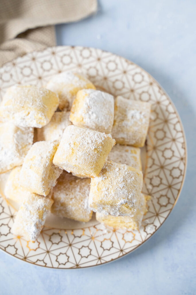 So lecker schmecken die Traumstücke. - Vanille-Buttergebäck mit Puderzucker - super zart