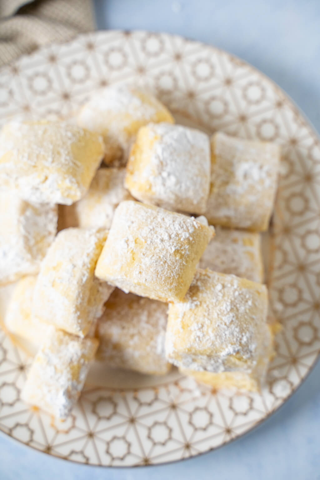 So lecker schmecken die Traumstücke. - Vanille-Buttergebäck mit Puderzucker - super zart