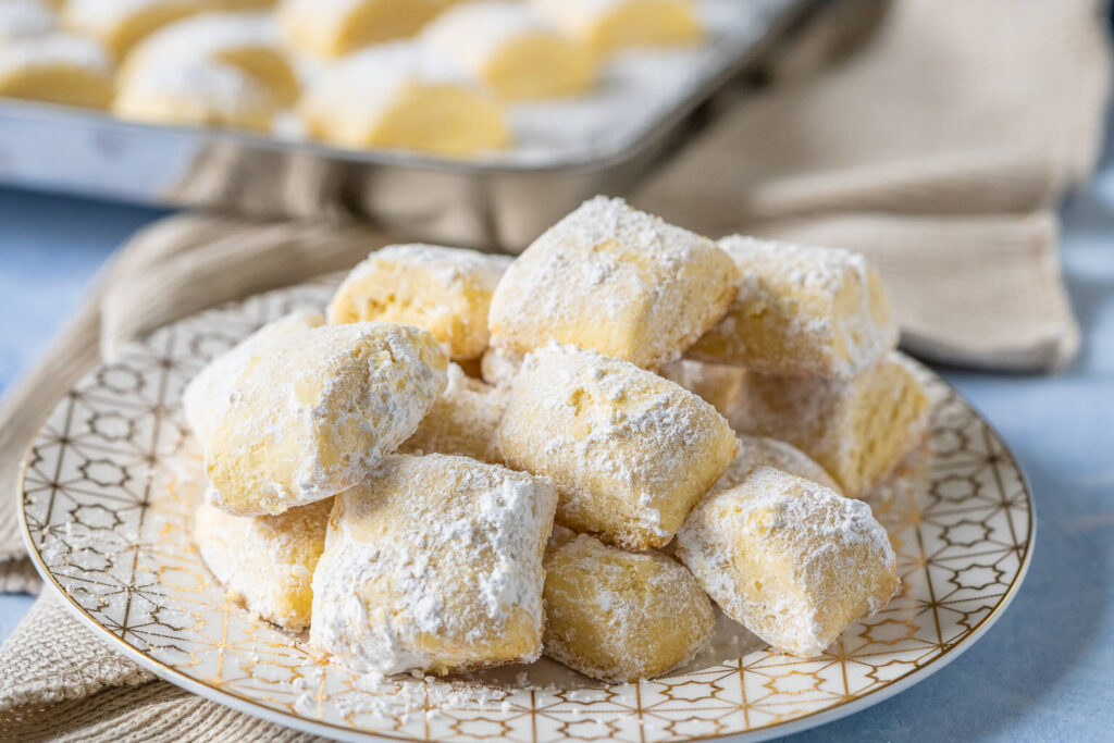 So lecker schmecken die Traumstücke. - Vanille-Buttergebäck mit Puderzucker - super zart