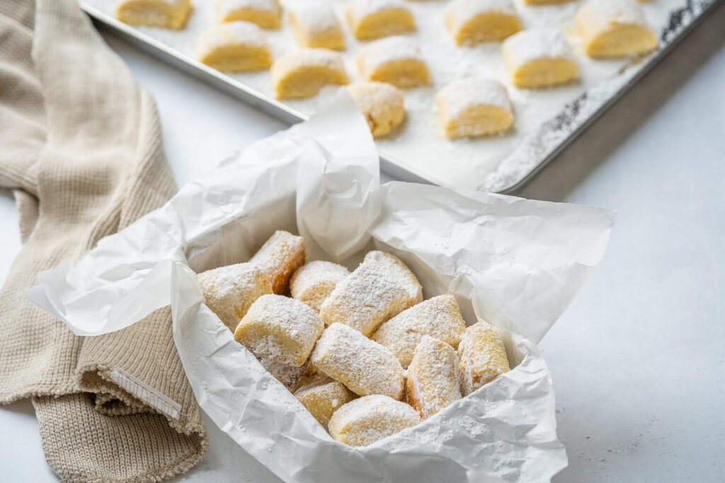 So lecker schmecken die Traumstücke. - Vanille-Buttergebäck mit Puderzucker - super zart