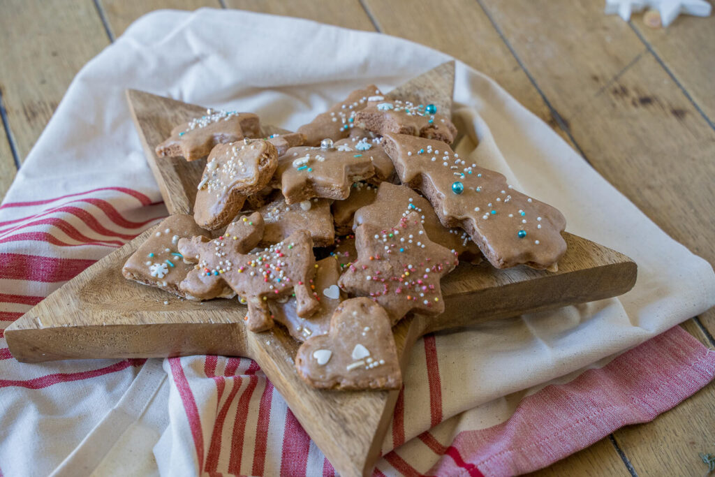 Weiche Gewürz-Plätzchen zum Ausstechen - mit Zimtglasur und Zuckerstreuseln