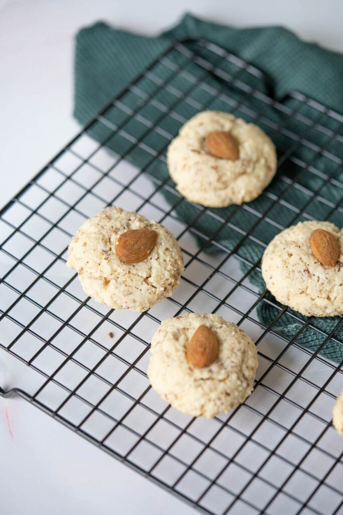 Ruck zuck zubereitet und super lecker. Die Mandelmakronen schmecken nach Marzipan und sind mit nur 5 Zutaten eine perfekte Ergänzung zu meinen Rezepten mit Eigelb.  