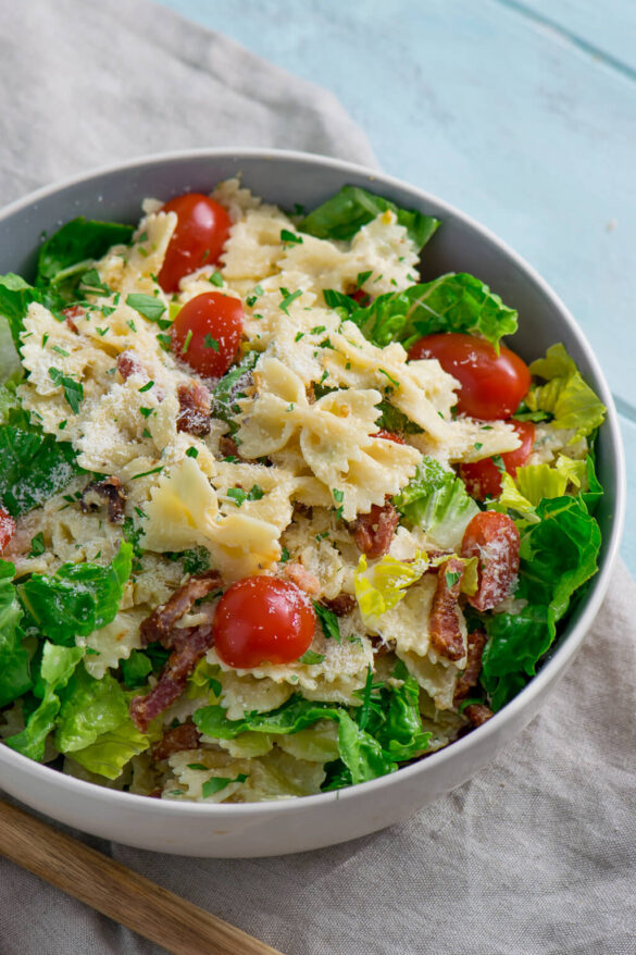 Genialer Nudelsalat - Caesar Nudelsalat mit Bacon und Parmesan ...