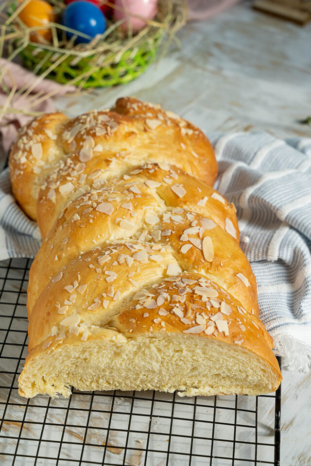 Einfaches Hefezopf Rezept zum selber Backen fürs Frühstück