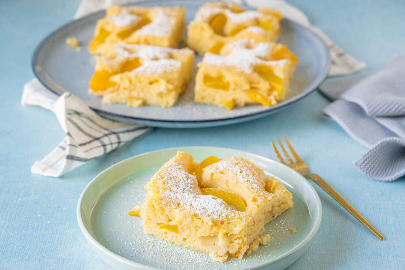 Mega saftig &amp; lecker - Pfirsich Buttermilchkuchen vom Blech - Einfach ...