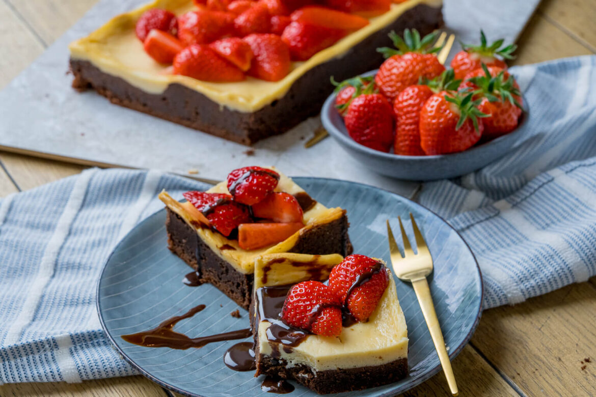 Mega saftige New York Cheesecake Brownies mit Erdbeeren - Einfach Malene