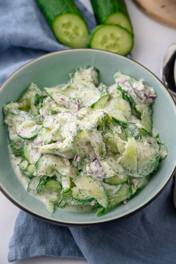 Einfacher Gurkensalat mit saurer Sahne - so lecker und erfrischend ...