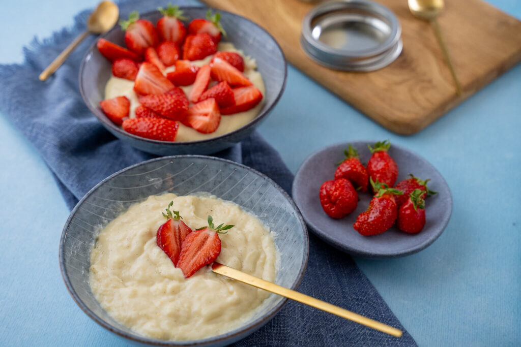 Große Liebe - Vanillepudding mit frischen Erdbeeren