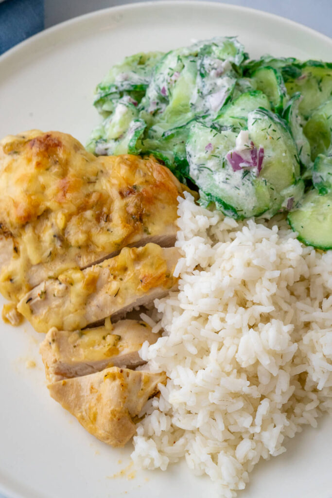 Super lecker und einfach zu kochen. Zwiebel Sahne Hähnchen mit Reis und Gurkensalat