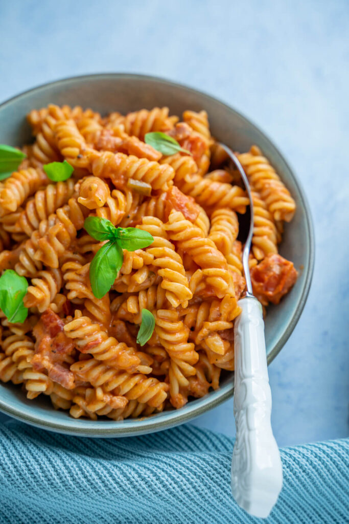 Cremige Pasta mit Tomaten, Sahne und Parmesan