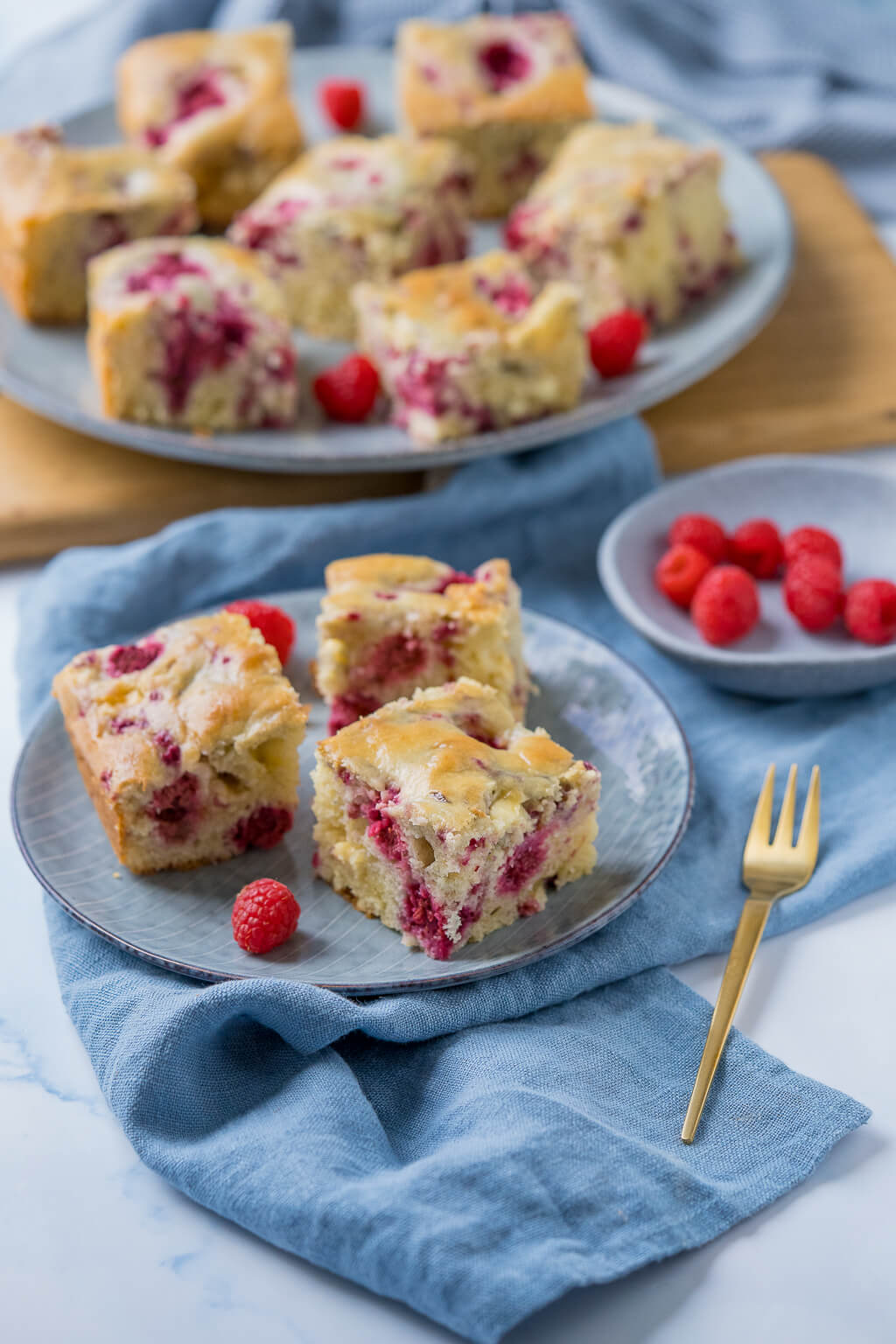 Saftiger Himbeerkuchen mit weißer Schokolade