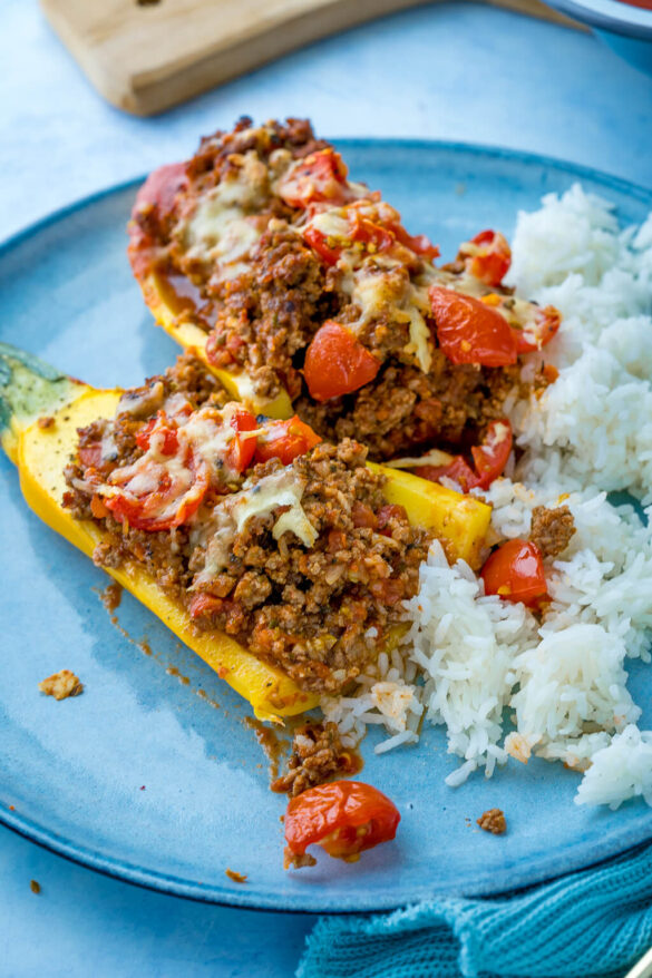 Mit Hackfleisch gefüllte Zucchini - mit Käse überbacken - so einfach ...