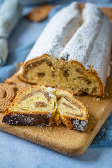 Saftiger Quarkstollen Mit Marzipan Spekulatiusfüllung Ohne Rosinen ...