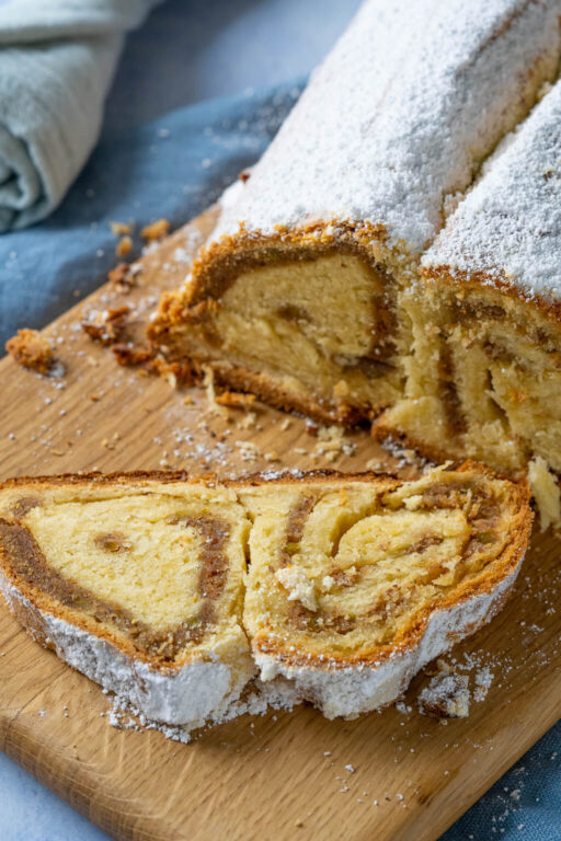 Saftiger Quarkstollen mit Marzipan Spekulatiusfüllung ohne Rosinen ...