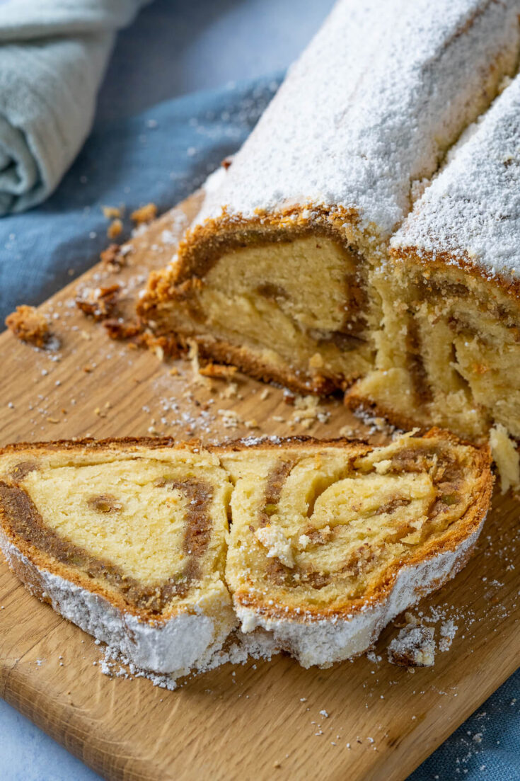 Saftiger Quarkstollen Mit Marzipan Spekulatiusfüllung Ohne Rosinen ...