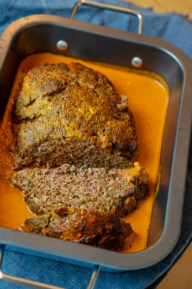 Hackbraten aus dem Ofen - einfaches Familienrezept mit Sauce