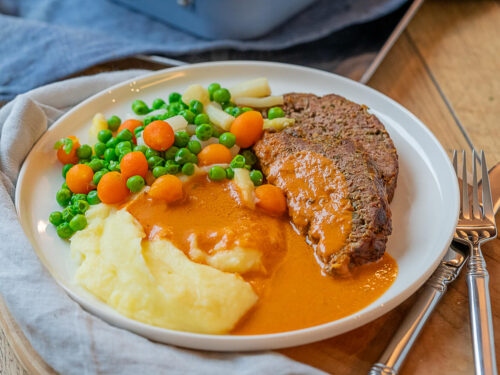 Hackbraten aus dem Ofen - einfaches Familienrezept mit Sauce