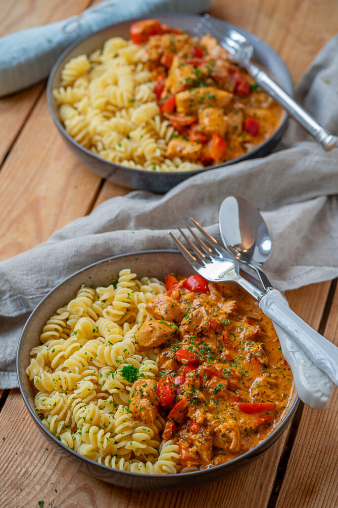 Lieblingsessen für die ganze Familie -so einfach kochst du Paprika-Sahne-Hähnchen ohne Fix