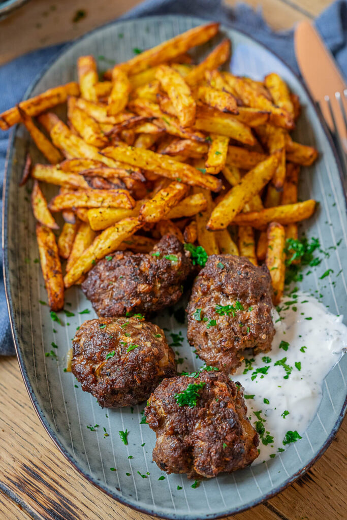 Köfte mit Pommes und Cacik