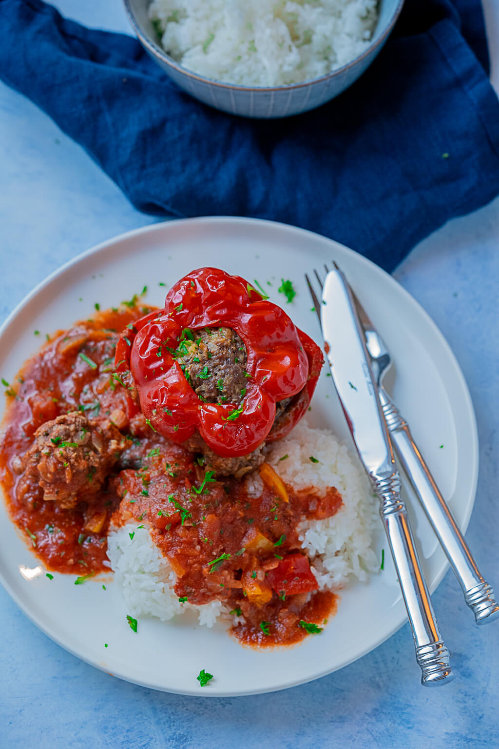 Gefüllte Paprika mit Hackfleisch und Tomatensoße aus dem Backofen ...