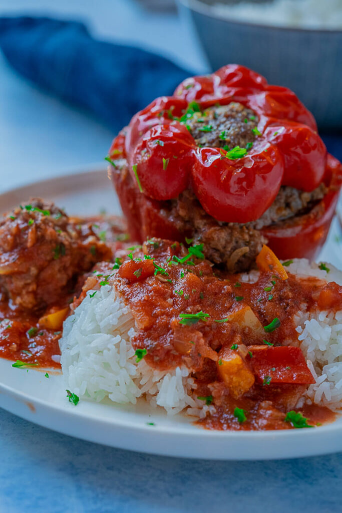 Gefüllte Paprika mit Hackfleisch und Tomatensoße: Ein einfacher und schneller Klassiker