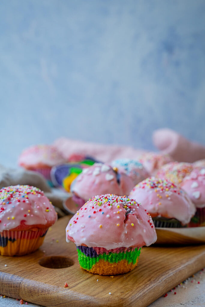 Diese leckeren Regenbogen Muffins bringen Kinderaugen zum Leuchten ...