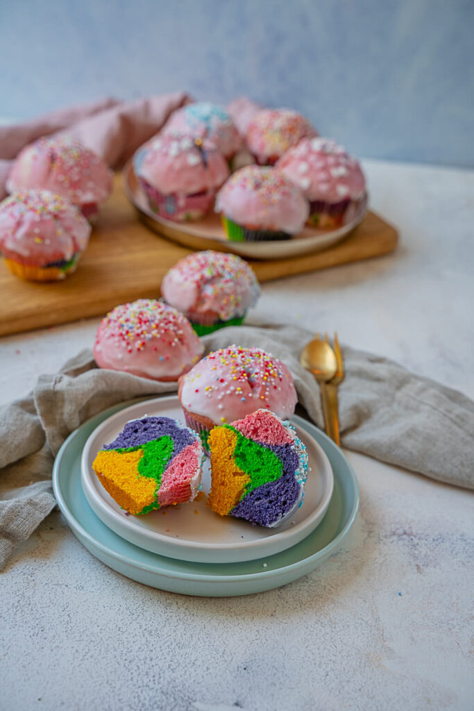 Diese leckeren Regenbogen Muffins bringen Kinderaugen zum Leuchten ...