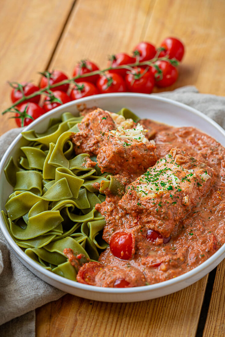 Lachs aus dem Ofen - in cremiger Tomatensoße - einfach &amp; total lecker ...