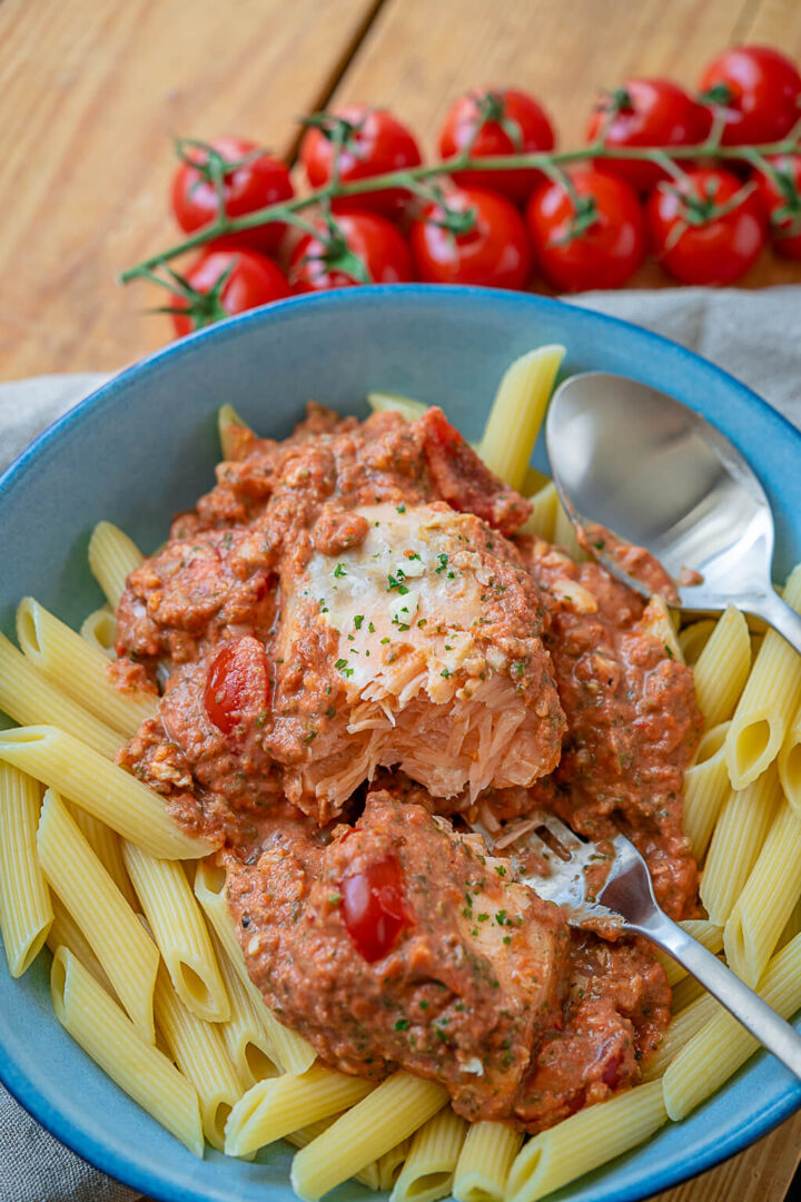 Lachs aus dem Ofen - in cremiger Tomatensoße - einfach &amp; total lecker ...