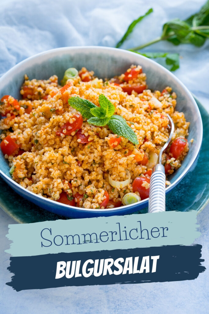 Türkischer Kisir, ein einfacher und köstlicher Getreidesalat mit Feta, Tomate, Paprika und frischer Minze
