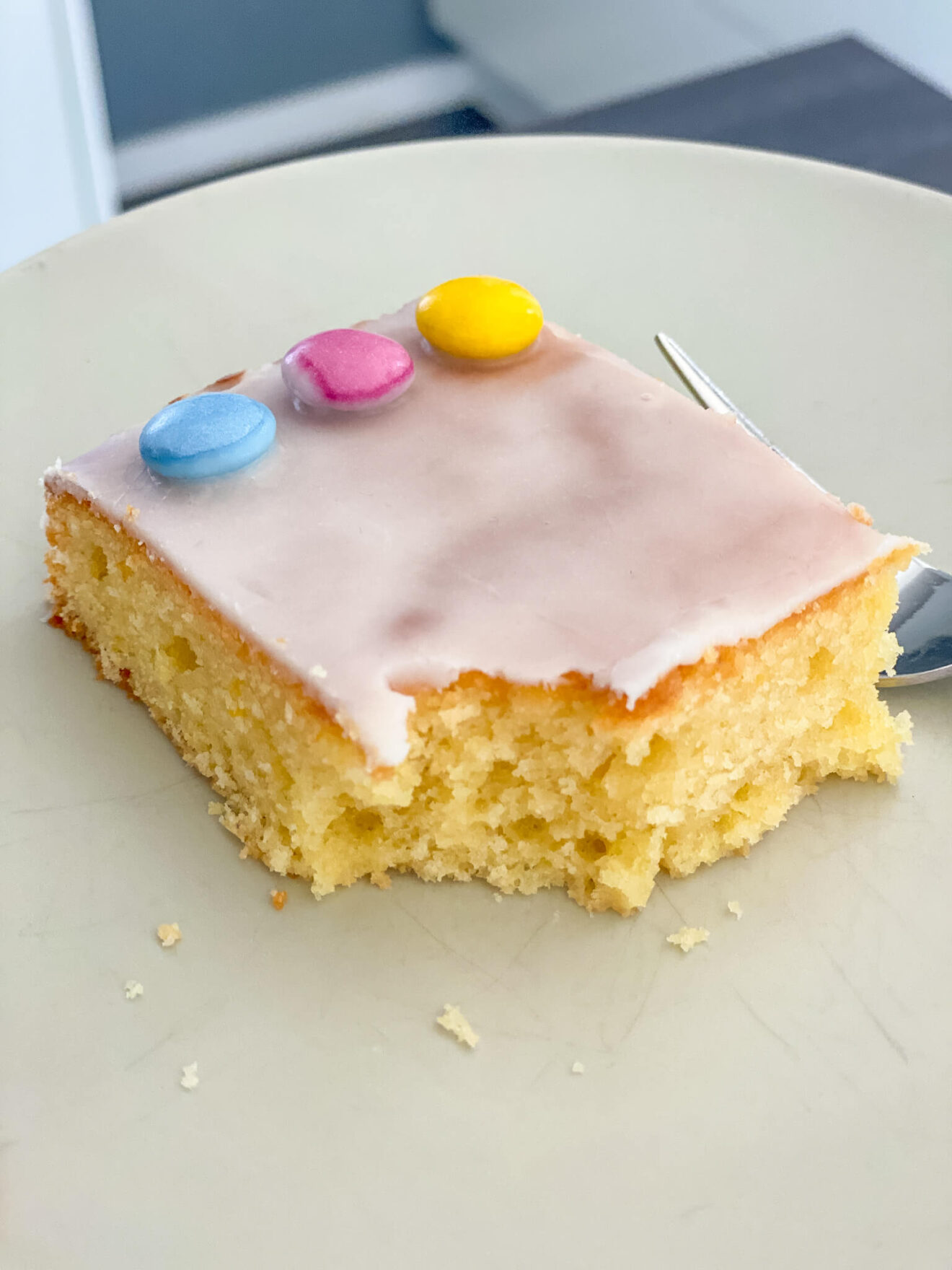 Zitronenkuchen mit Smarties zum Kindergeburtstag backen - Einfach Malene