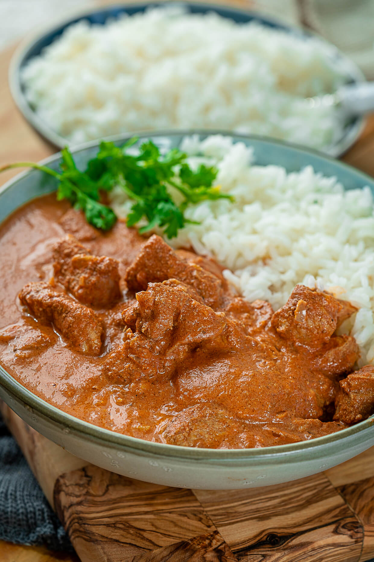 Indisches Butter Chicken mit Reis und Koriander