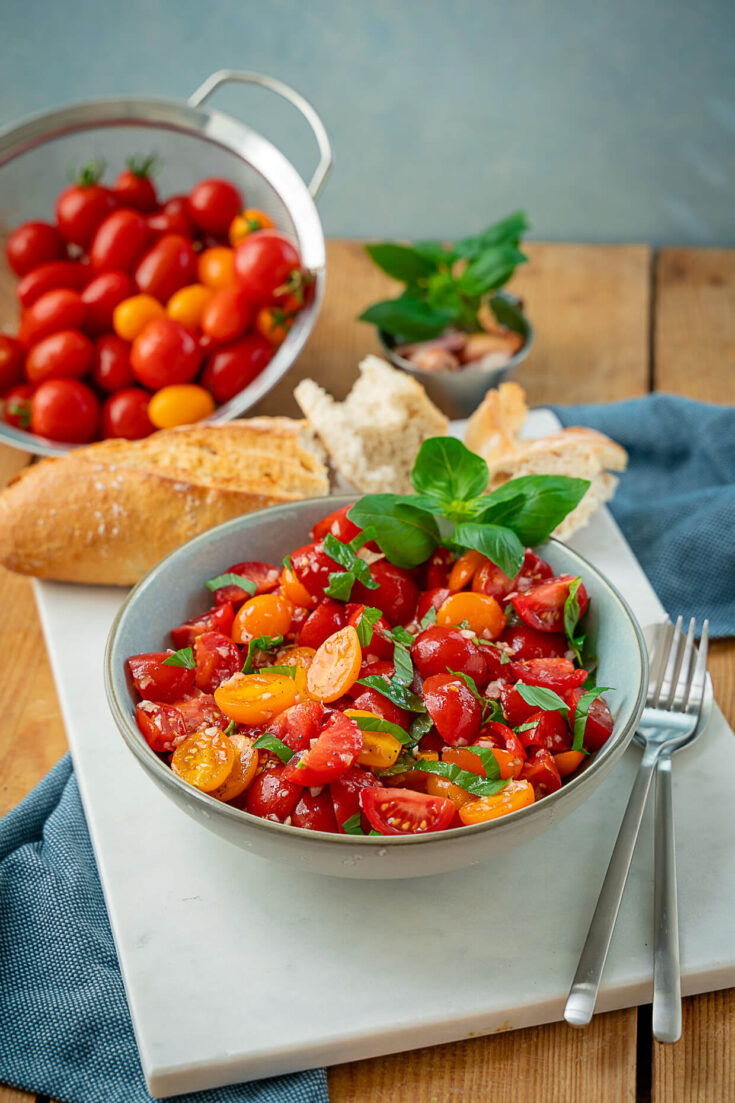 Einfacher Tomatensalat - der perfekte 10 Minuten Salat (vegan ...