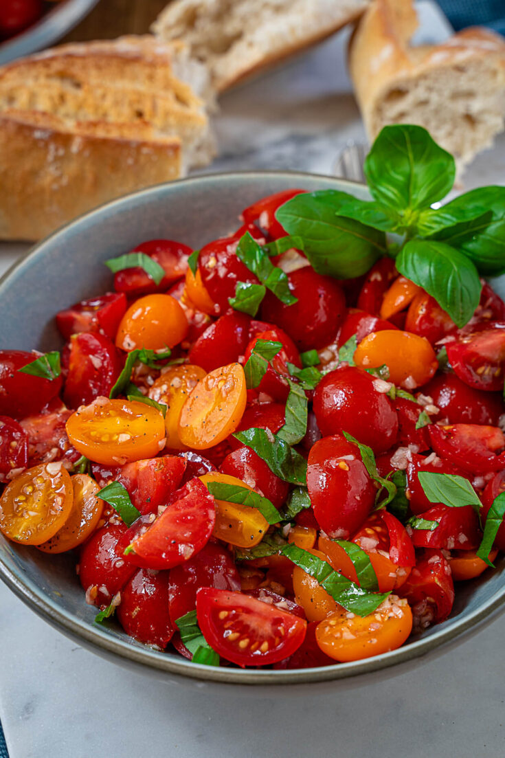 Einfacher Tomatensalat - der perfekte 10 Minuten Salat (vegan ...