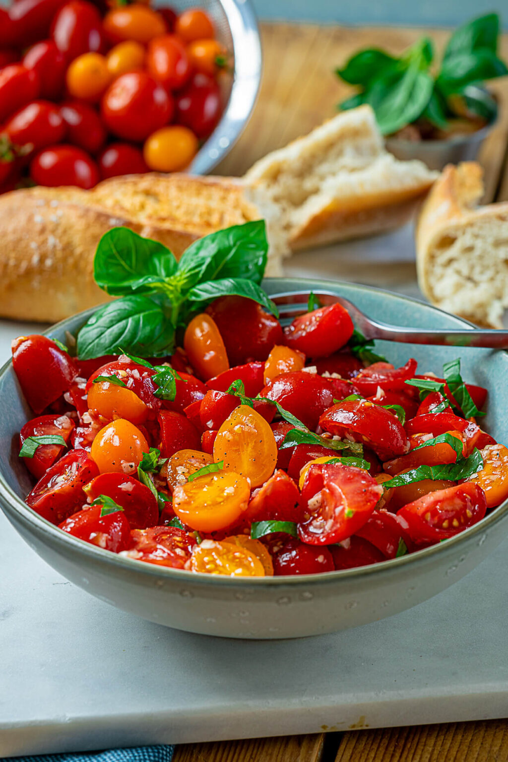 Einfacher Tomatensalat - der perfekte 10 Minuten Salat (vegan ...