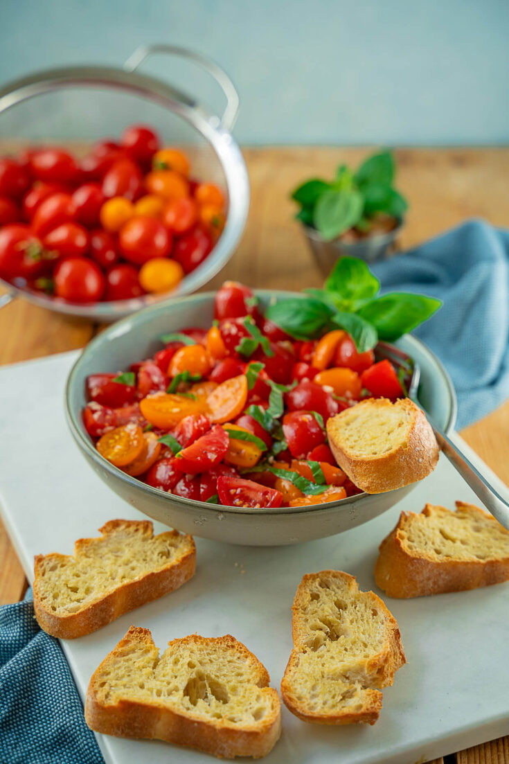 Einfacher Tomatensalat - der perfekte 10 Minuten Salat (vegan ...