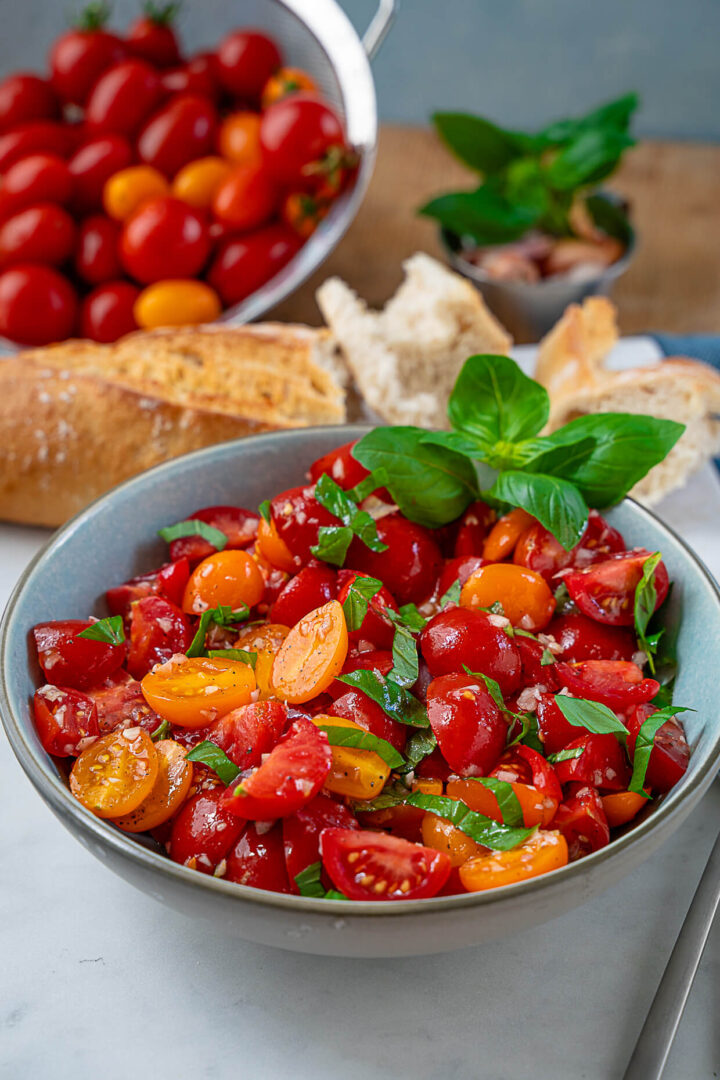 Einfacher Tomatensalat - der perfekte 10 Minuten Salat (vegan ...