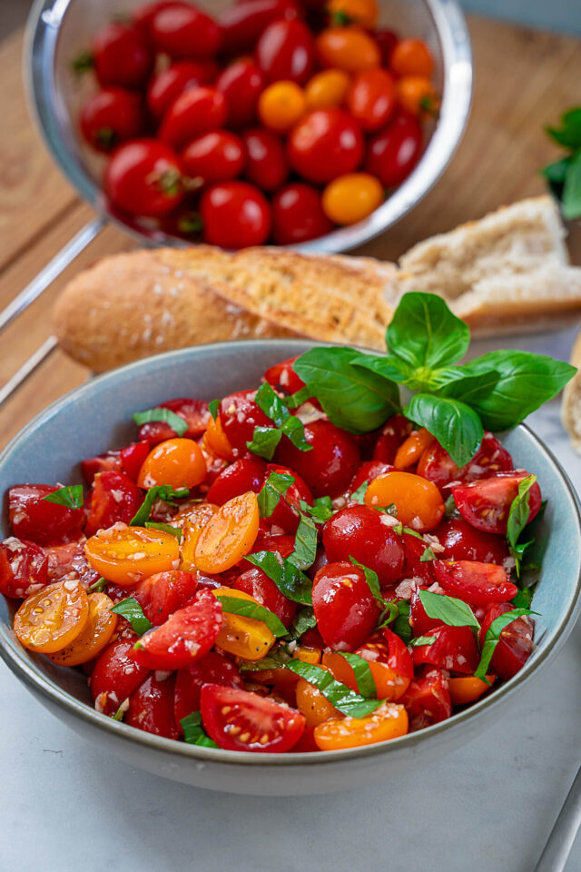 Einfacher Tomatensalat - der perfekte 10 Minuten Salat (vegan ...