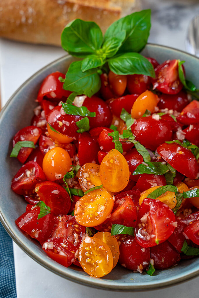 Einfacher Tomatensalat - der perfekte 10 Minuten Salat (vegan ...