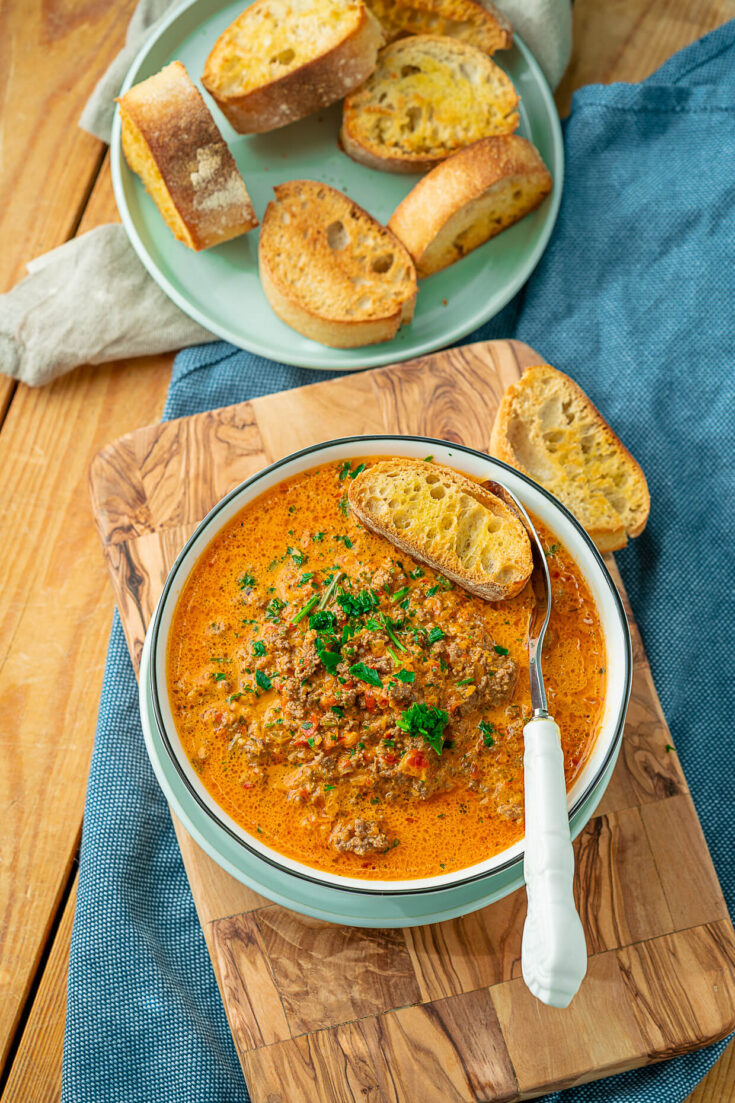 Ajvar Suppe mit Hackfleisch - 20 Minuten Rezept &amp; ultra lecker